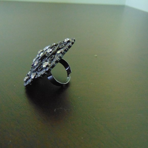 Costume Jewelry- flower ring - Picture 5 of 11